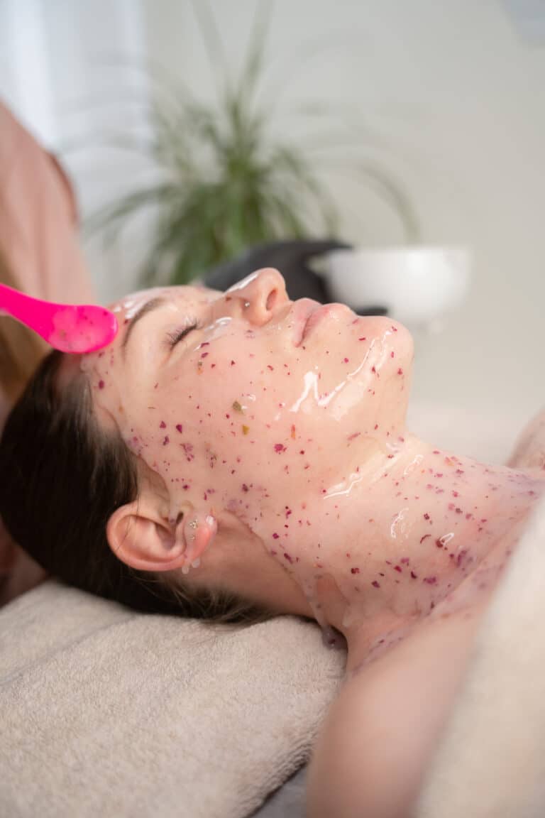 Strokovna nega obraza po meri kože v lepotnem salonu